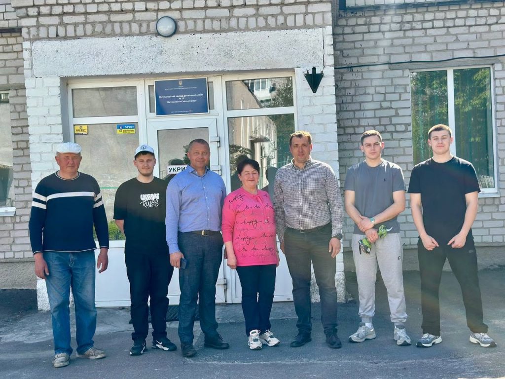 Image for: Фахівці кафедри здоров’я природи та якості харчових ресурсів спільно зі здобувачами вищої освіти спеціальності 201/Н1 «Агрономія» Державного університету «Житомирська політехніка» провели окультурення декоративних насаджень у Житомирському закладі дошкільної освіти № 38.